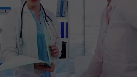 animación de gráficos financieros y datos sobre una doctora caucásica hablando con un paciente