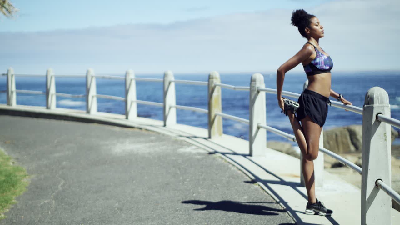 바다 에서 스트레칭과 운동을 하는 여자