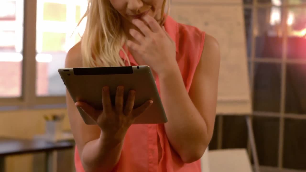 Mulher de negócios criativa usando seu tablet