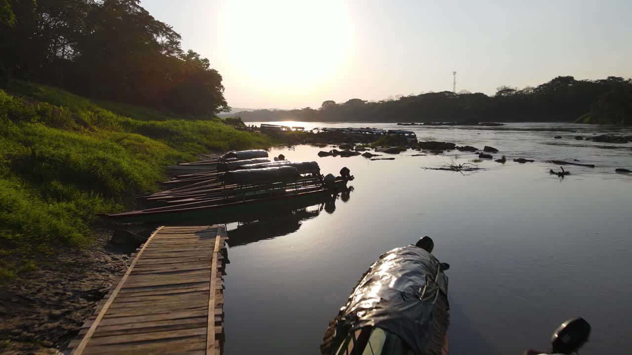 botes largos a orillas del río de la selva, vista aérea sobre la comunidad de la selva tropical