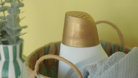 botella de detergente para la ropa en la canasta