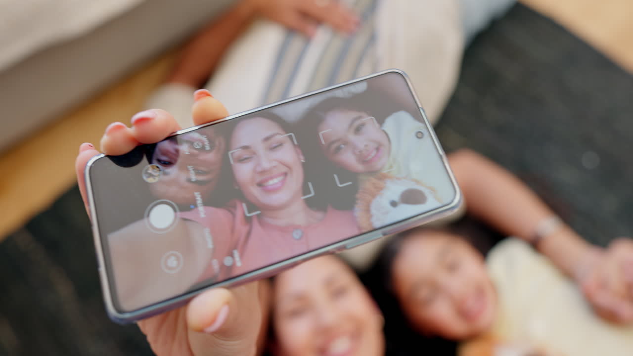 pantalla del teléfono, selfie y manos con los padres