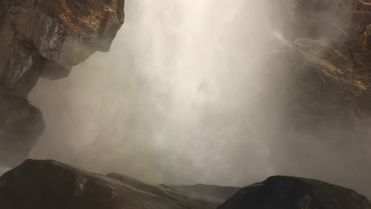 el poder y la energía de esta cascada es impresionante