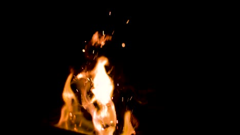 bonitas chispas saliendo de un fuego, cámara lenta 4k 100fps