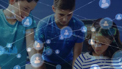 animación de procesamiento de datos e iconos de medios sobre el aprendizaje de los escolares caucásicos