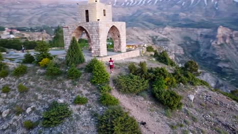 hombre caminando hacia la cruz de cedros en el valle de kadisha en bsharri, líbano