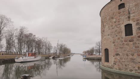 Reflexiones-Sobre-El-Lago-En-El-Castillo-De-Vadstena-En-El-Condado-De-Ostergötland,-Suecia