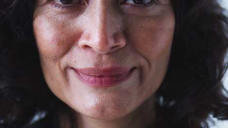 cerca de la boca de una mujer madura sonriente en el estudio