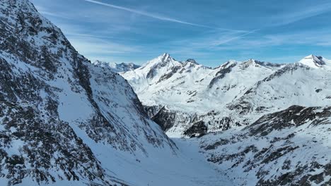 Alpine-Berglandschaft-Im-Winter.-Luftaufnahmen