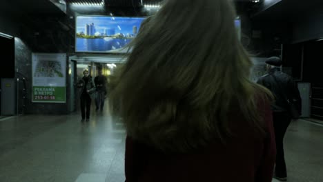 mujer en una estación de metro ocupada