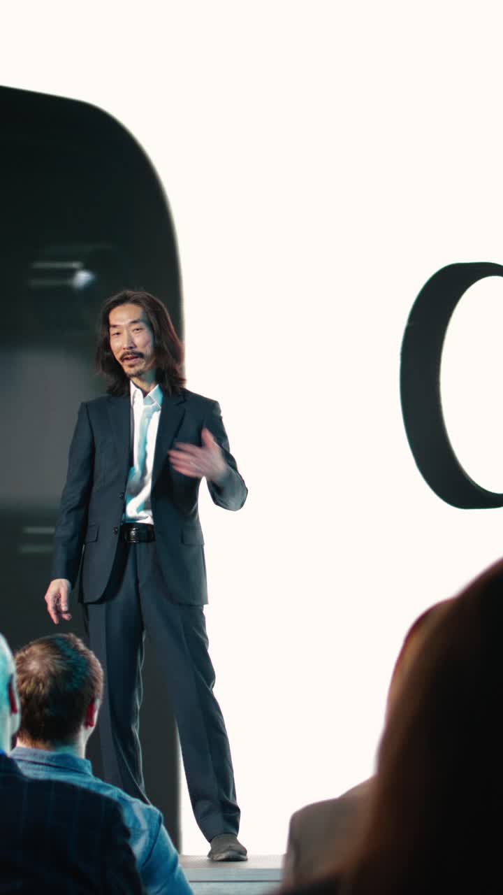 Video verticale: il responsabile dei prodotti asiatico presenta il nuovo prodotto per la tecnologia mobile