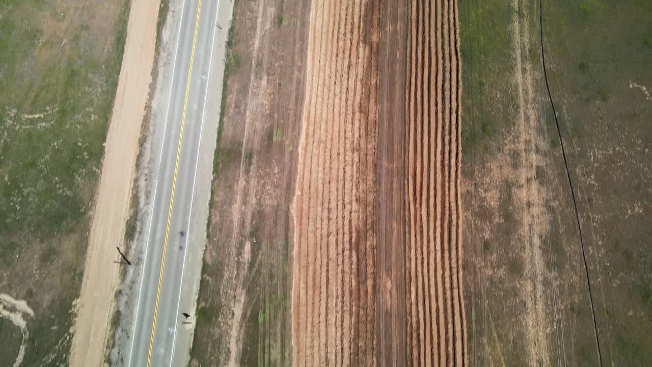 ariel top mirando hacia abajo mientras la cámara se desplaza hacia el horizonte mirando la nueva vía expresa que conecta white rock en folsom con i-5 en sacramento