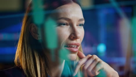 en primer plano, un comerciante exitoso que busca una estrategia de ganancias. una mujer sonriente en un holograma.