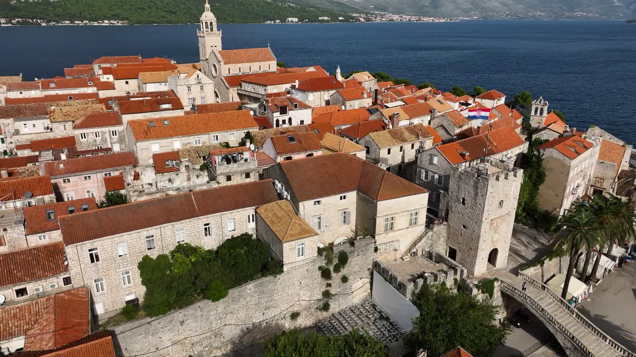 크로아티아 아드리아 해에 위치한 코르쿨라 섬 위를 돌고 있는 두브로브니크