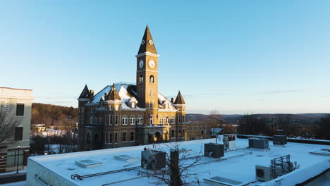 Volando-Hacia-El-Antiguo-Palacio-De-Justicia-Del-Condado-De-Washington-En-Fayetteville,-Arkansas,-EE.UU.