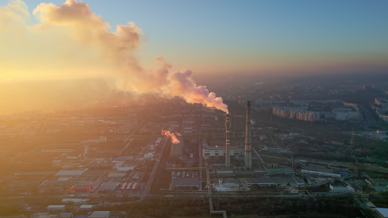 Vista aerea da drone di una centrale termoelettrica a Chișinău al tramonto, Moldavia. Vista dei tubi con vapore che fuoriesce, paesaggio urbano