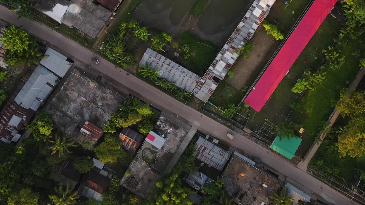 빈민가, sylhet를 통해 도로를 따라 여행하는 자동차의 공중 하향식 보기