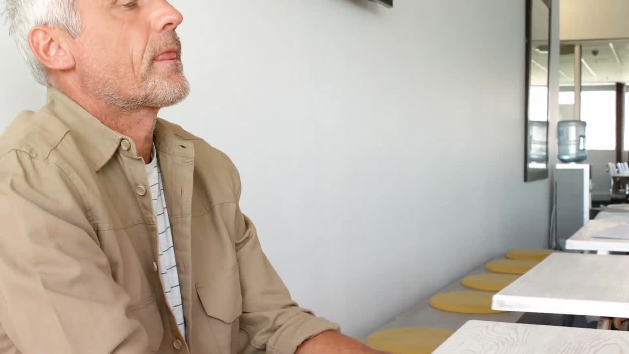 테이블에 앉아있는 긴장 된 남성 임원