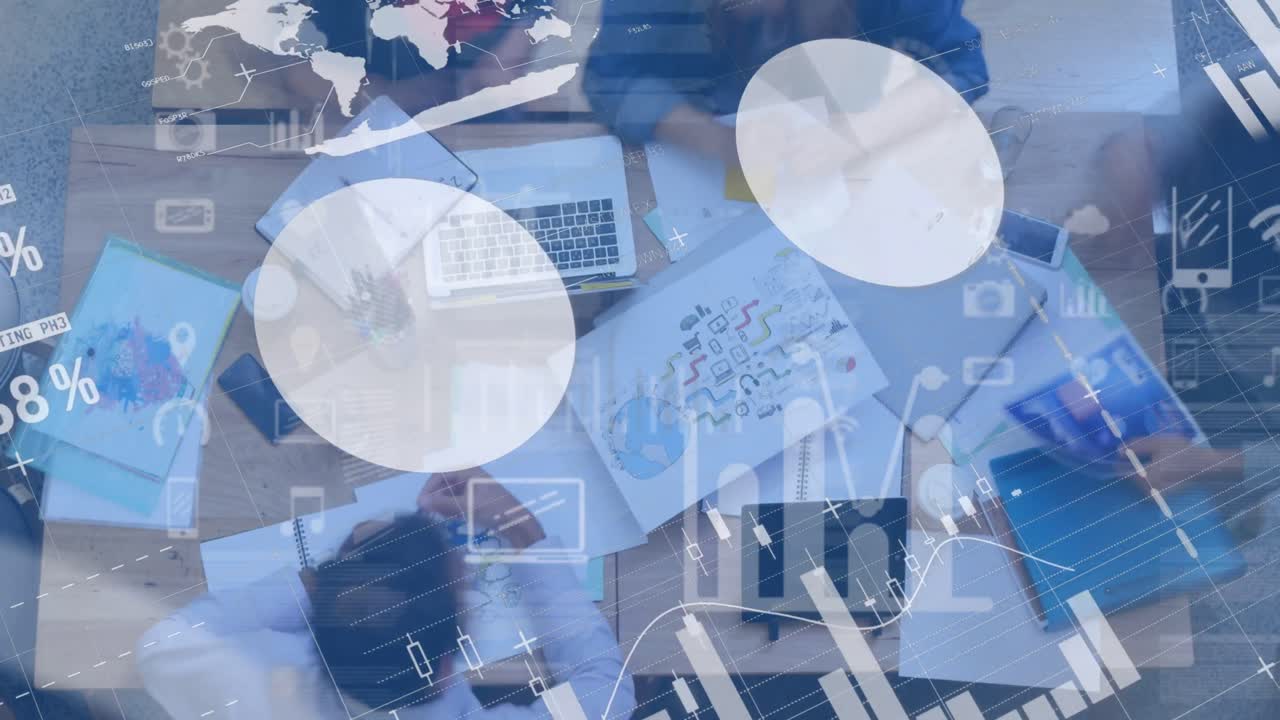 사무실에서 일하는 사람들의 오버헤드 뷰에 대한 금융 데이터 처리의 디지털 구성