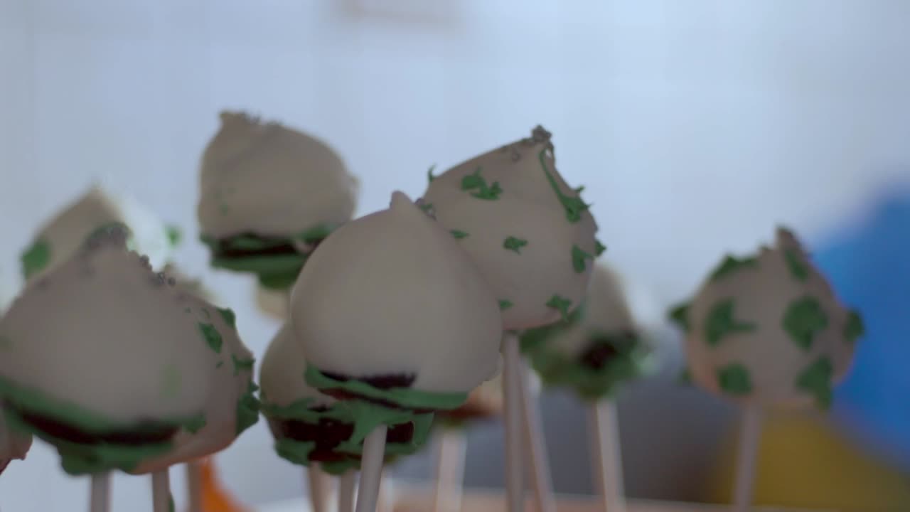 Primo piano di una pila di cake pops al cioccolato