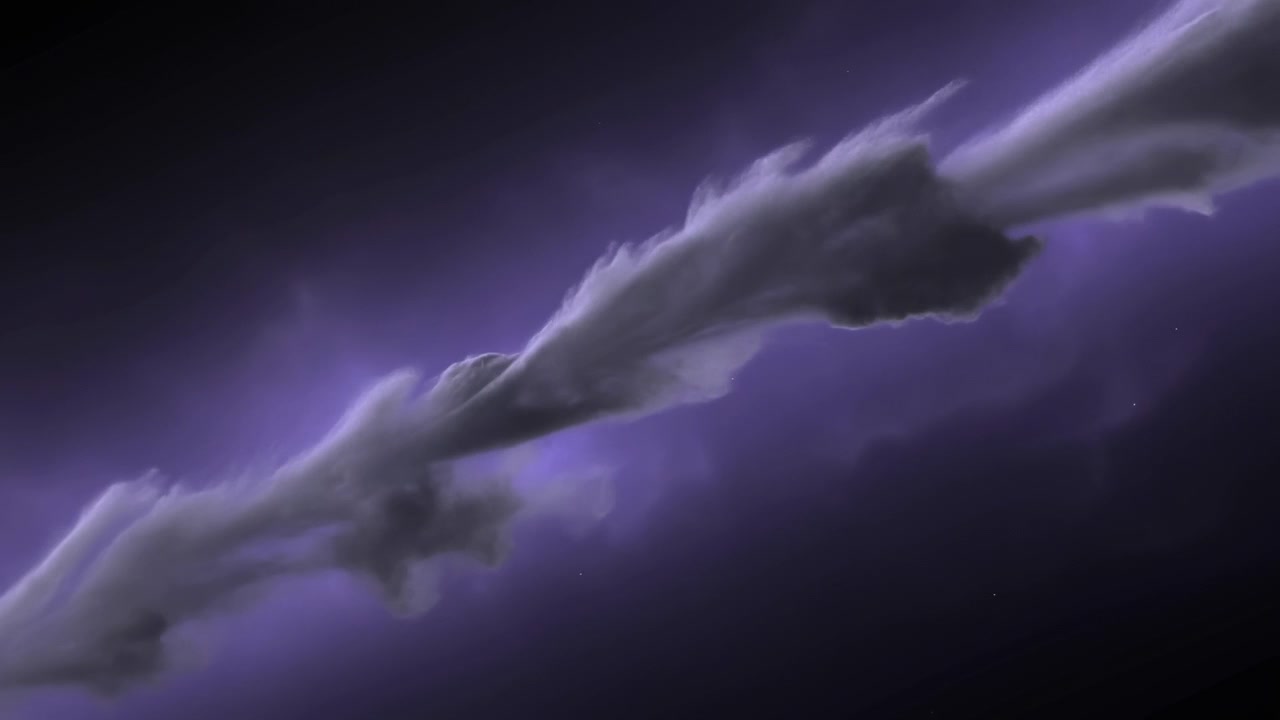 Una banda di nuvole allungata si estende diagonalmente attraverso un cielo notturno viola intenso, con nuclei densi e gonfi, filamenti traslucidi, luce di contorno brillante e un contrasto atmosferico suggestivo sopra un ampio spazio aperto.