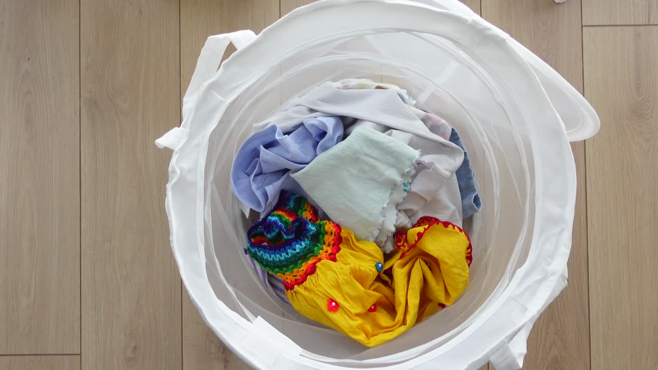 옷 으로 가득 찬 색 세탁 바구니