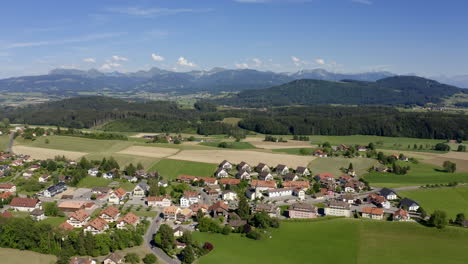 Pequeño-Pueblo-En-La-Ladera-De-Forel-En-El-Campo-Suizo,-Suiza---Toma-Aérea