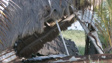 Estructura-Abandonada-De-Cañas-De-Bambú-Y-Paja