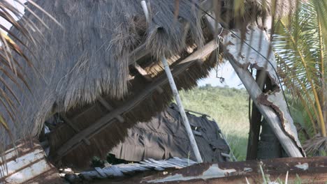 estructura abandonada de cañas de bambú y paja