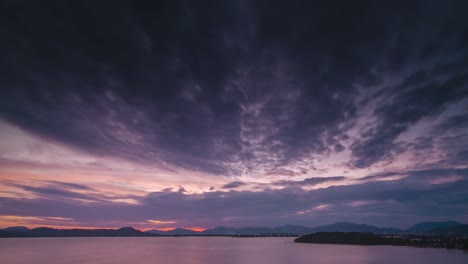 4k-Lapso-De-Tiempo-De-La-Puesta-De-Sol-Sobre-El-Mar-Tropical-Océano-Paisaje-Luz-De-Naturaleza-Cloudscape-Cielo-Y-Nubes-En-Movimiento