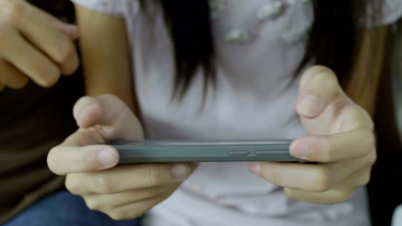 4k de primer plano manos de chica asiática usando teléfono inteligente con su madre, tiempo feliz juntos