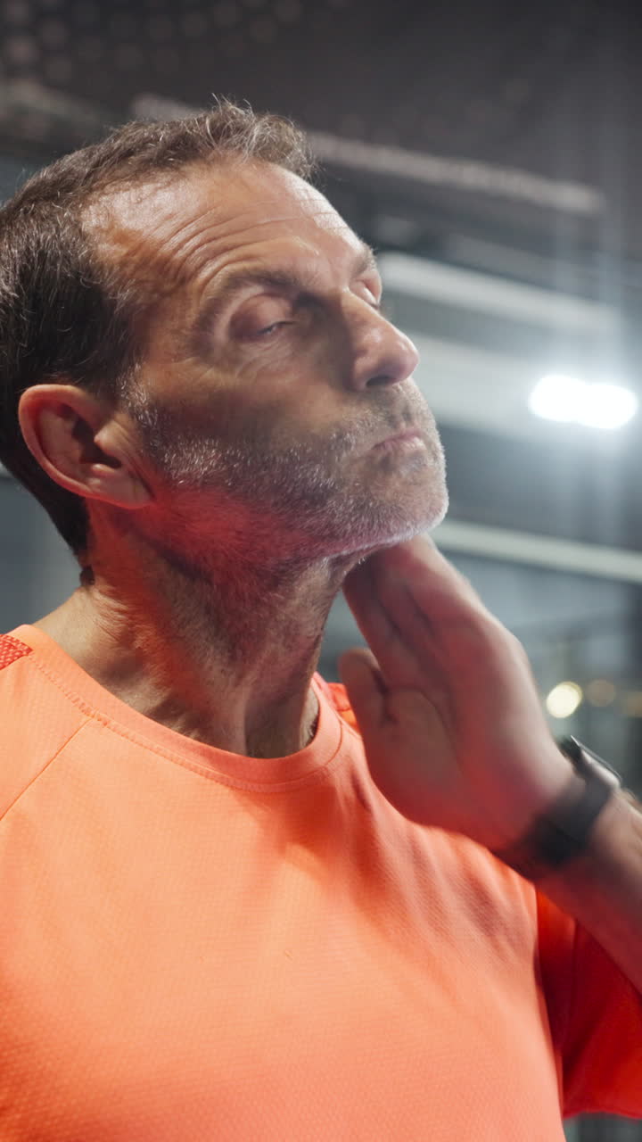 Atleta che si asciuga il sudore dal viso dopo un allenamento intenso
