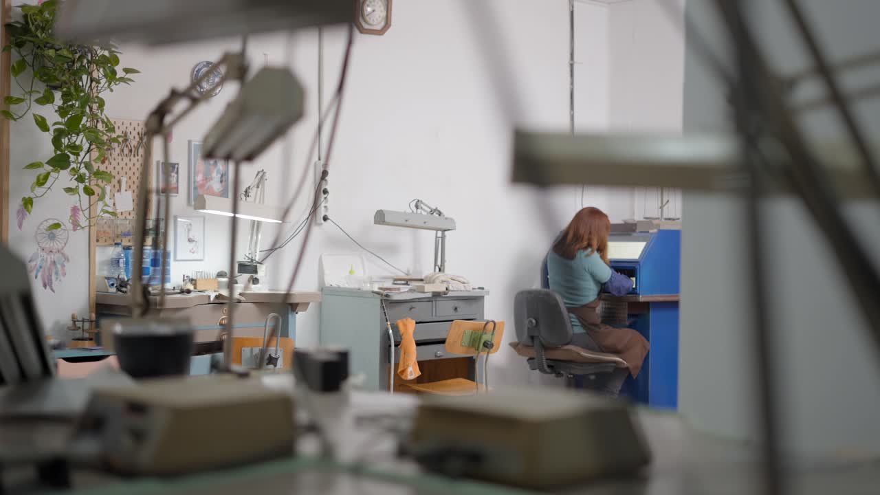 Guldsmed på arbejde på et værksted