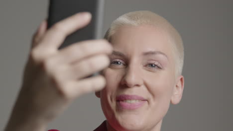 modelo femenino hablando a la cámara frontal en el teléfono inteligente 02