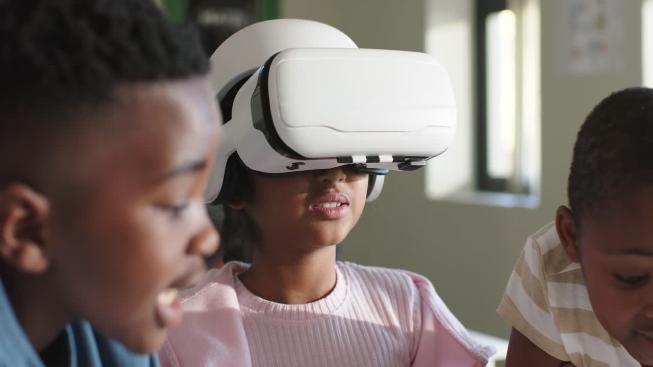 Afroamerikanske børn ser en pige sænke et hvidt VR-headset efter at have sat det på for at starte undervisningen.