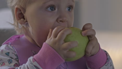 Niña-Tomando-Un-Refrigerio-Con-Manzana