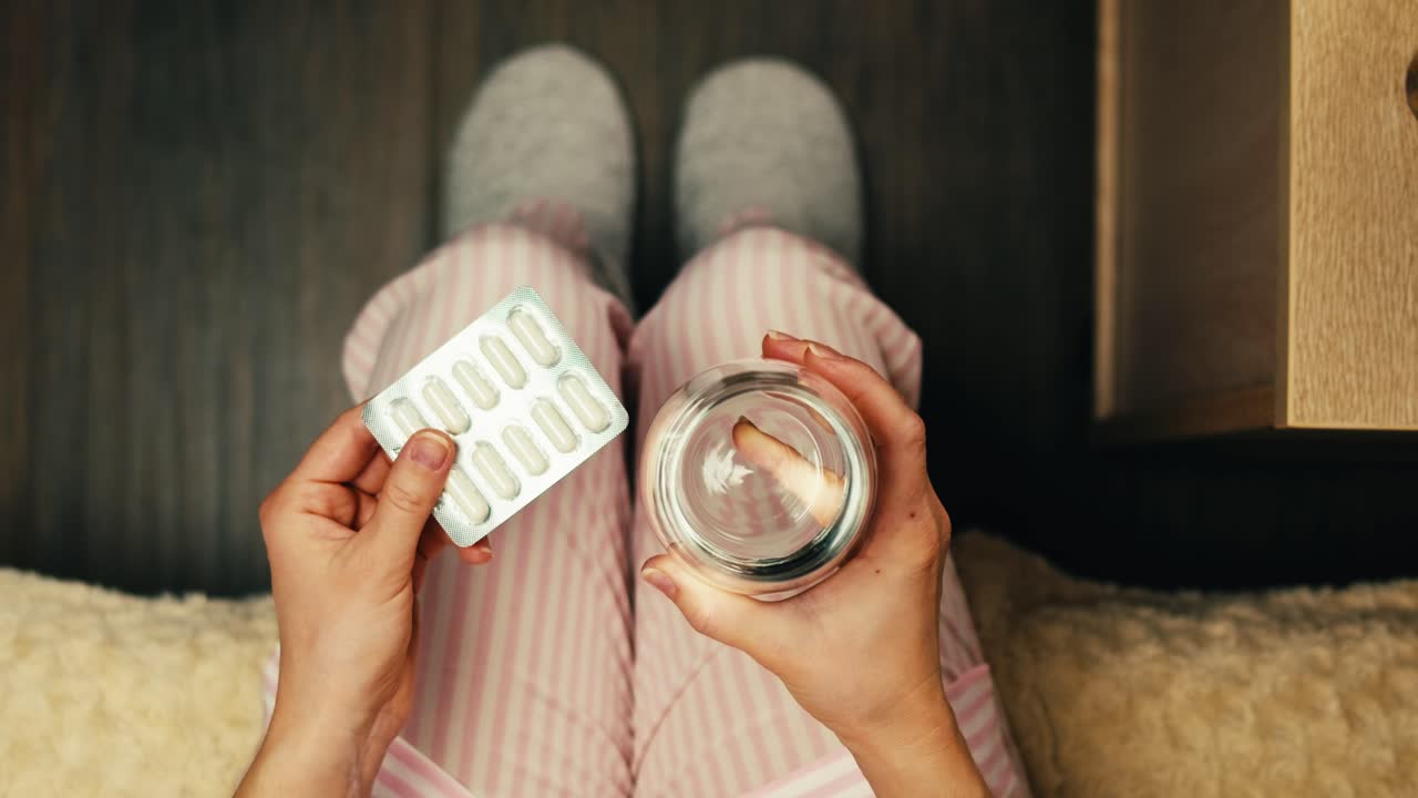 mujer tomando medicina en pijama