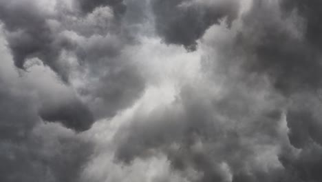 relámpagos caen dentro de las espesas nubes