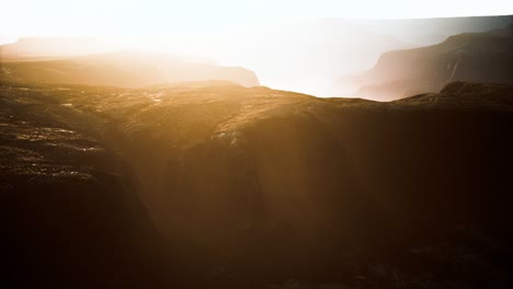 Felswüste-Bei-Dramatischem-Sonnenaufgang