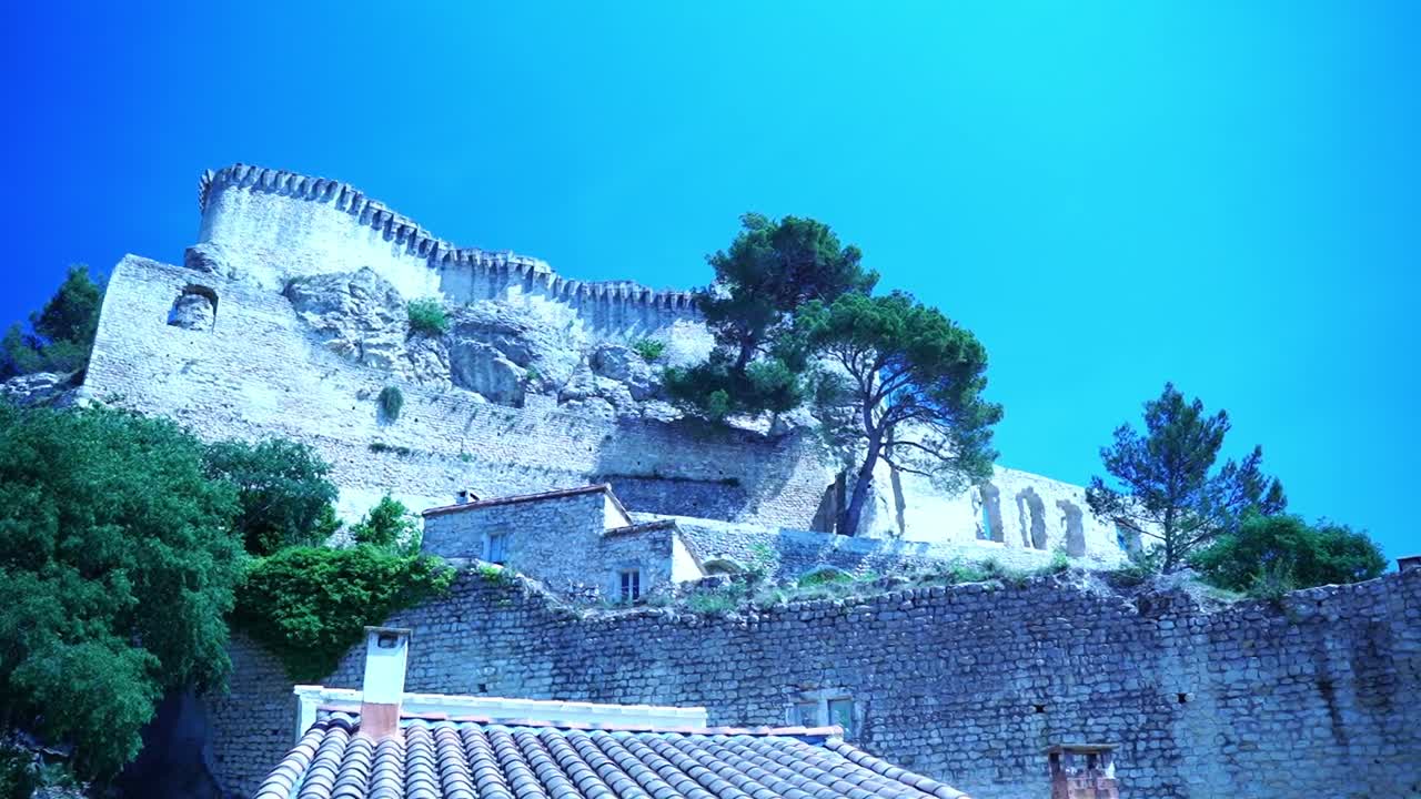 프랑스의 bruruine는 boulbon의 작은 마을 위의 바위에 있습니다.