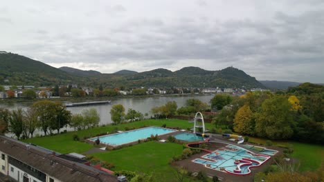 Piscina-Al-Aire-Libre-Junto-Al-Río-Rin-En-Alemania