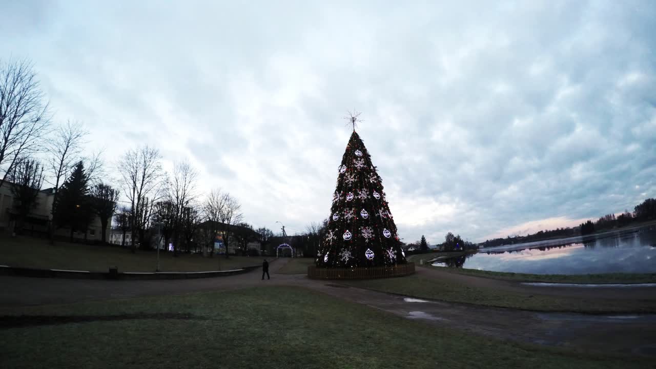 1강 근처의 매력적인 크리스마스 트리 위로 극적인 구름이 닫힙니다.