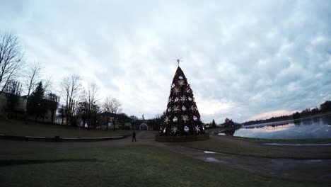 cerca de nubes dramáticas sobre el encantador árbol de navidad cerca del río-1