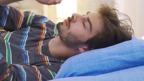 un joven pensativo que se siente infeliz en su habitación.