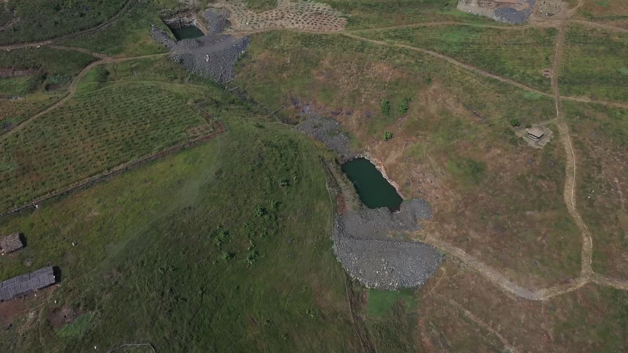 공중: 인도의 식물에 물을 주기 위한 인공 호수가 있는 계곡의 지속 가능한 삼림 농장