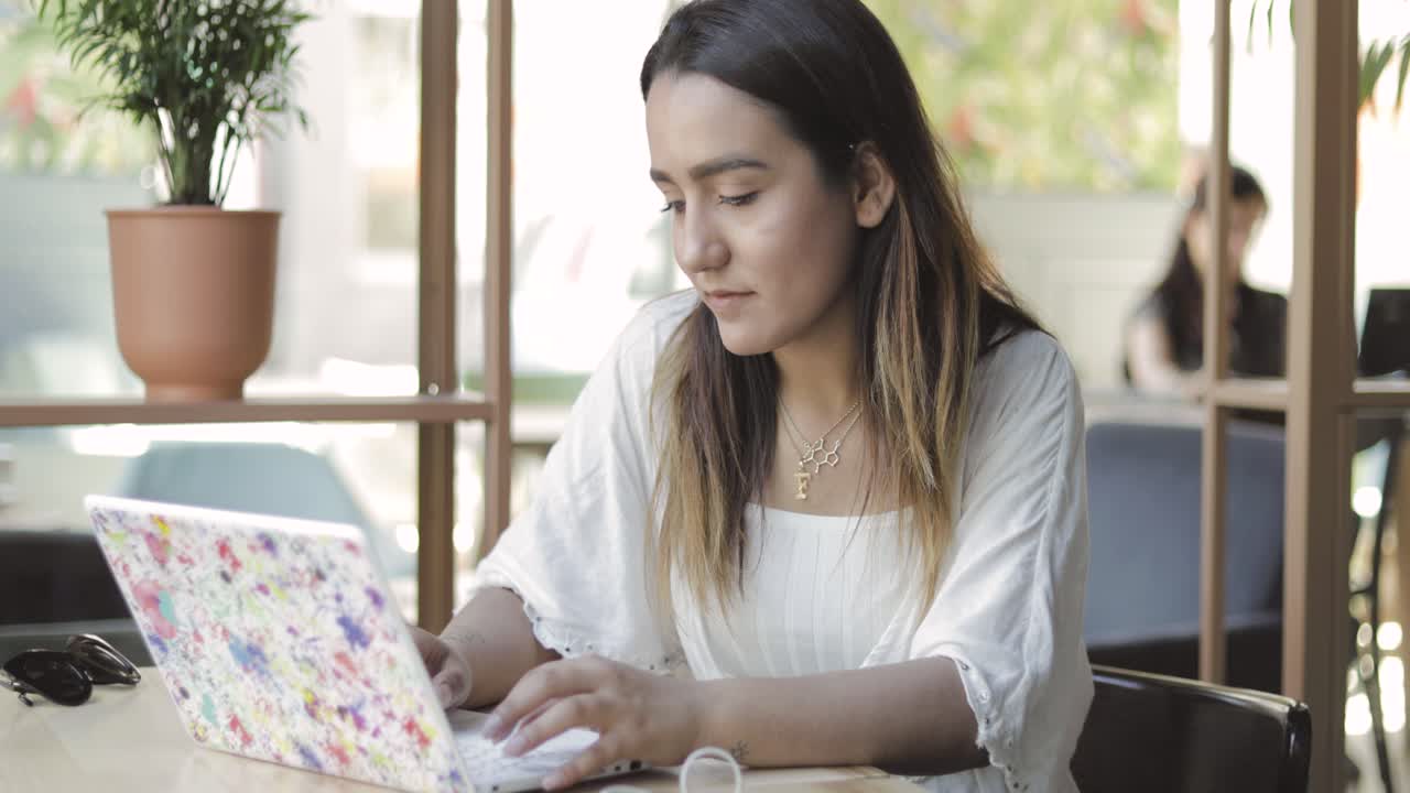 hermosa chica sentada con laptop