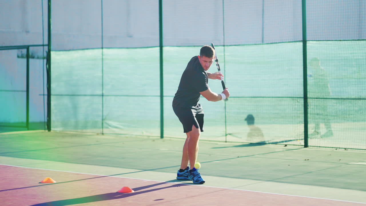 코트에서 테니스 선수 훈련