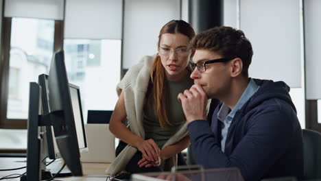 It-team-discussing-project-at-computer.-Woman-supervisor-consult-office-intern