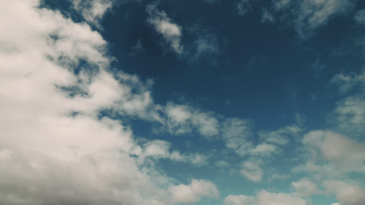 lapso de tiempo nublado cielo azul nubes rodando más allá de 4k