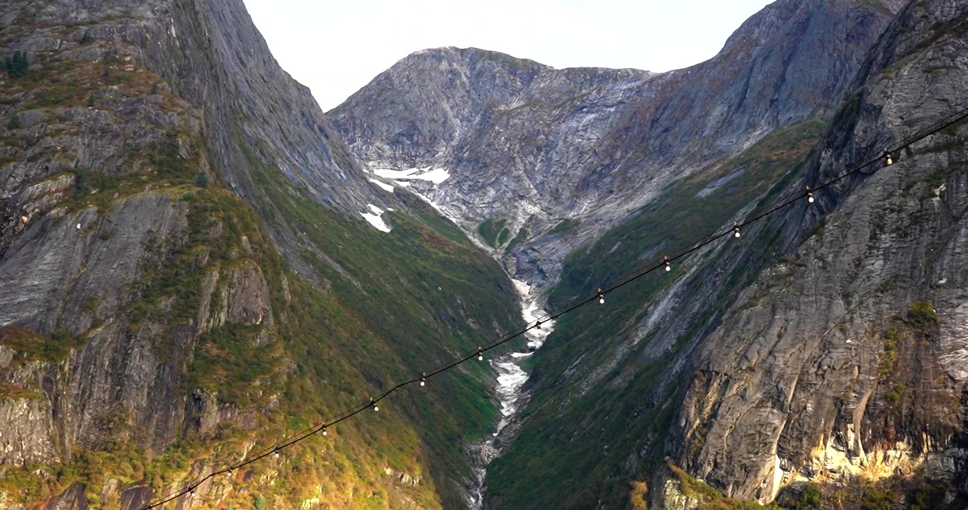 Montanha do Fiorde Tracy Arm Vista Através de Luzes de Corda em Navio de Cruzeiro